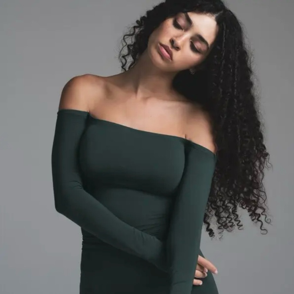 NWT Skims Soft Smoothing Seamless Off The Shoulder Top in Cypress Dark Green M